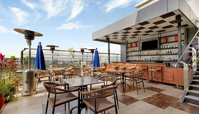 GOLDEN TULIP WESTLANDS NAIROBI - Volcano Bar*