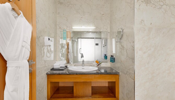 GOLDEN TULIP WESTLANDS NAIROBI - Standard Room Bathroom*