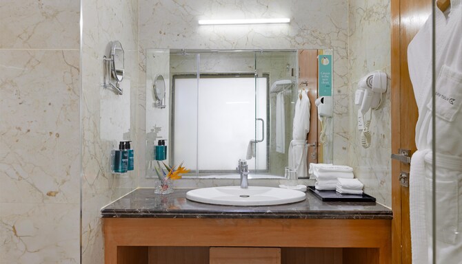 GOLDEN TULIP WESTLANDS NAIROBI - Superior Room Bathroom*