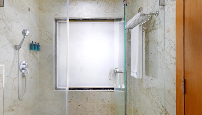 GOLDEN TULIP WESTLANDS NAIROBI - Standard Room Bathroom*
