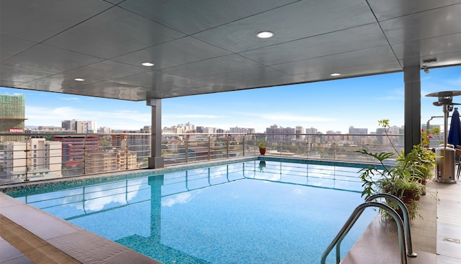 GOLDEN TULIP WESTLANDS NAIROBI - Swimming Pool*