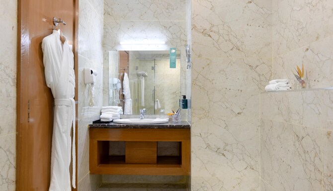 GOLDEN TULIP WESTLANDS NAIROBI - Suite Room Bathroom*