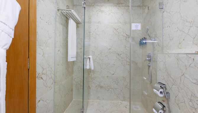 GOLDEN TULIP WESTLANDS NAIROBI - Junior Suite Bathroom*