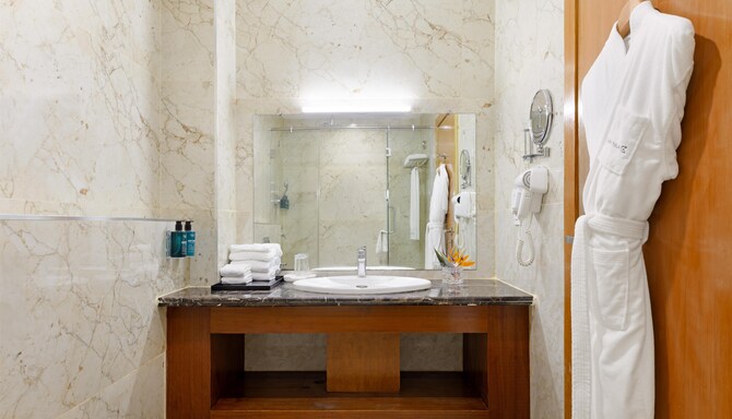 GOLDEN TULIP WESTLANDS NAIROBI - Junior Suite Bathroom*