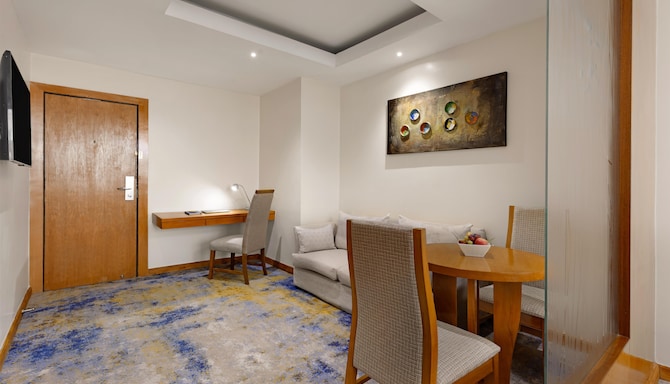 GOLDEN TULIP WESTLANDS NAIROBI - Junior Suite Sitting Area*