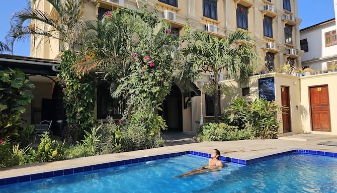 Golden Tulip Zanzibar Boutique - Hotel - Pool view