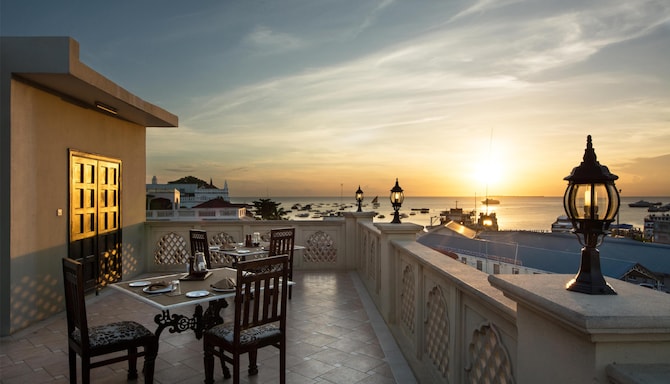 Golden Tulip Zanzibar Boutique - Hotel - Restaurant evening Time