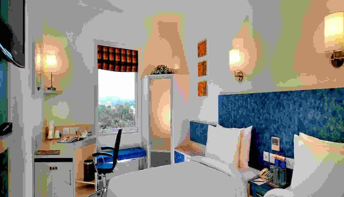 Hometel Chandigarh - Superior Room