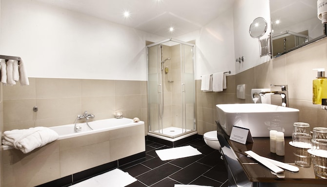 HOTEL KIEL BY GOLDEN TULIP - Hotel Kiel by Golden Tulip- Bath, co