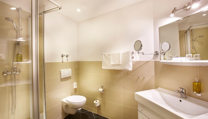 HOTEL KIEL BY GOLDEN TULIP - Hotel Kiel by Golden Tulip- Bath, co