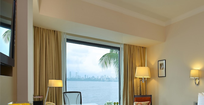 Hotel Marine Plaza Mumbai - Sea View Room