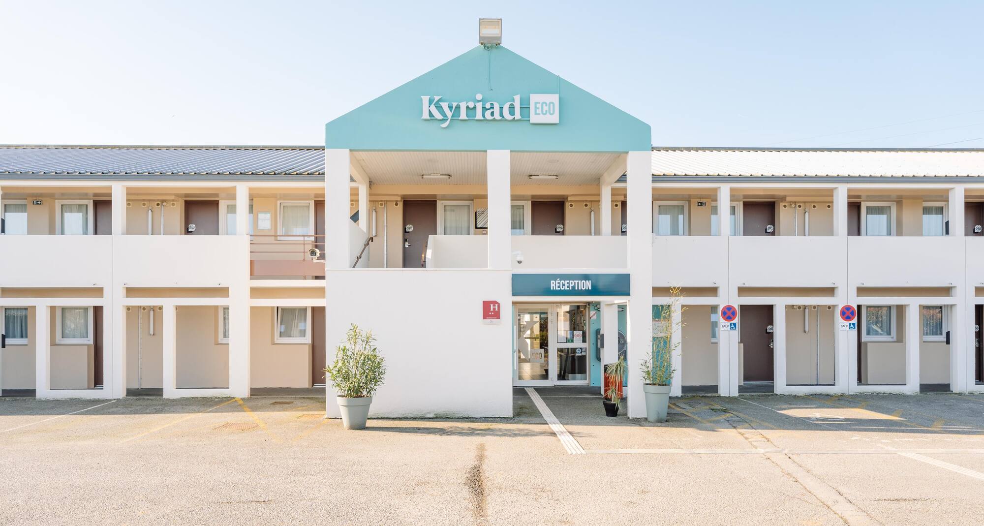 Kyriad ECO – Lorient Lanester Exterior view of the parking lot