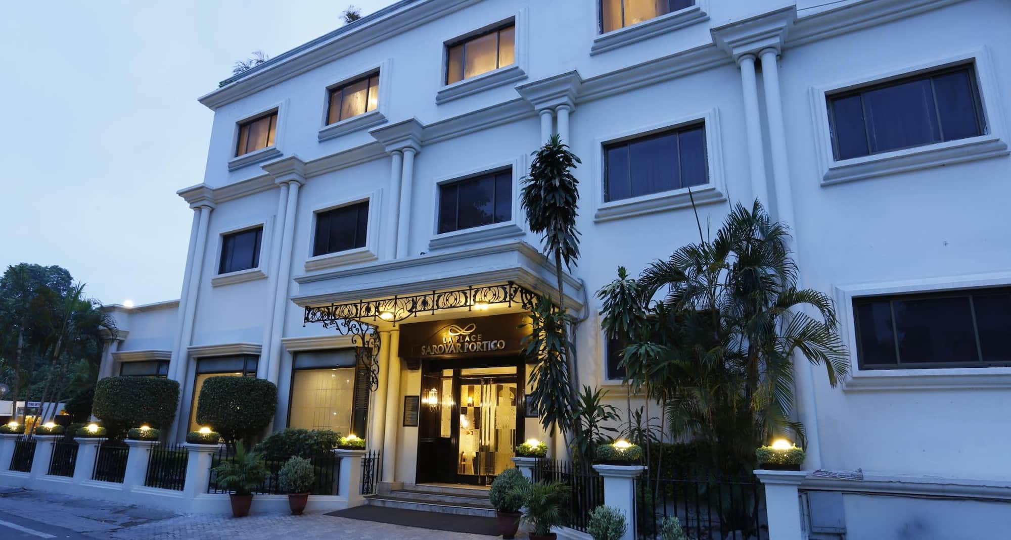 La Place Sarovar Portico Lucknow - Facade
