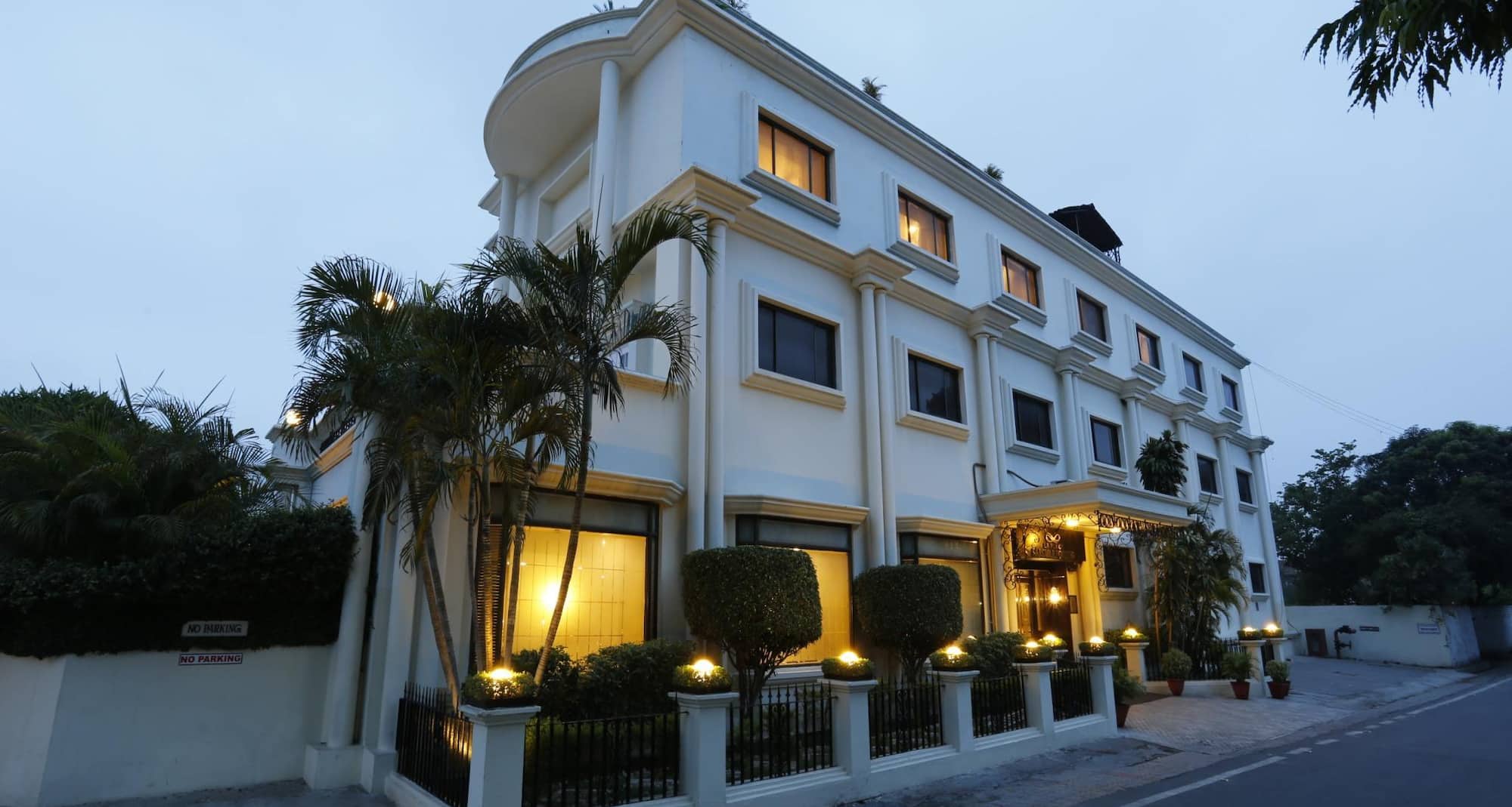 La Place Sarovar Portico Lucknow - Facade