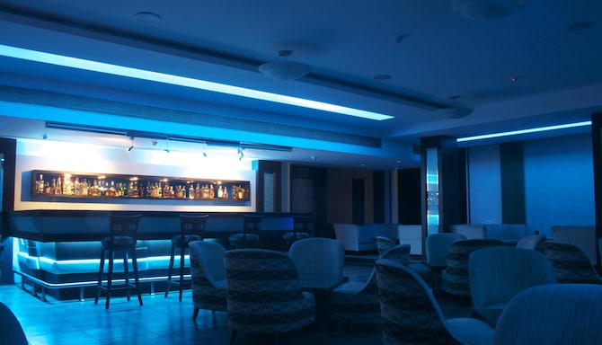 Legend Sarovar Portico Baddi - Blue o Bar