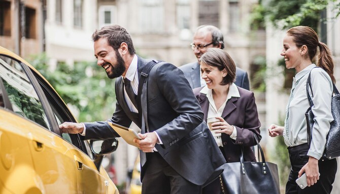 Meetings and Events - Hotel generic - MandE - Generic - City Guide - Group catching a taxi