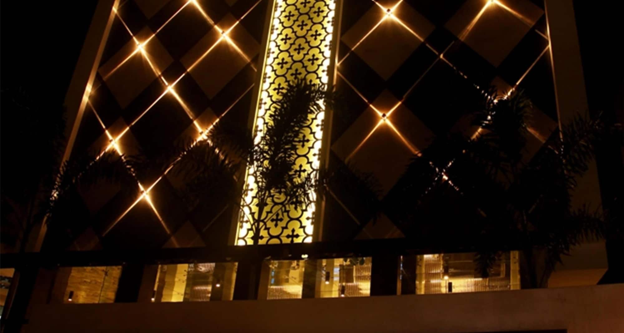 Paradigm Sarovar Portico Kakinada - Hotel image night