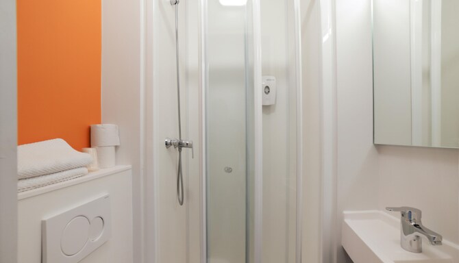 PREMIERE CLASSE ARRAS TILLOY LES MOFFLAINES - Banho do quarto de hóspedes
