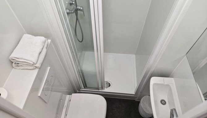 PREMIERE CLASSE ARRAS TILLOY LES MOFFLAINES - Banho do quarto de hóspedes