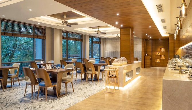 Rosefinch Sarovar Portico Bhimtal - Restaurant
