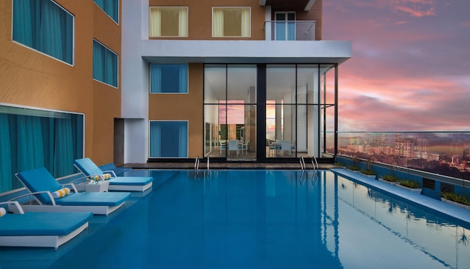 Royal Hometel Suites Dahisar Mumbai - Pool