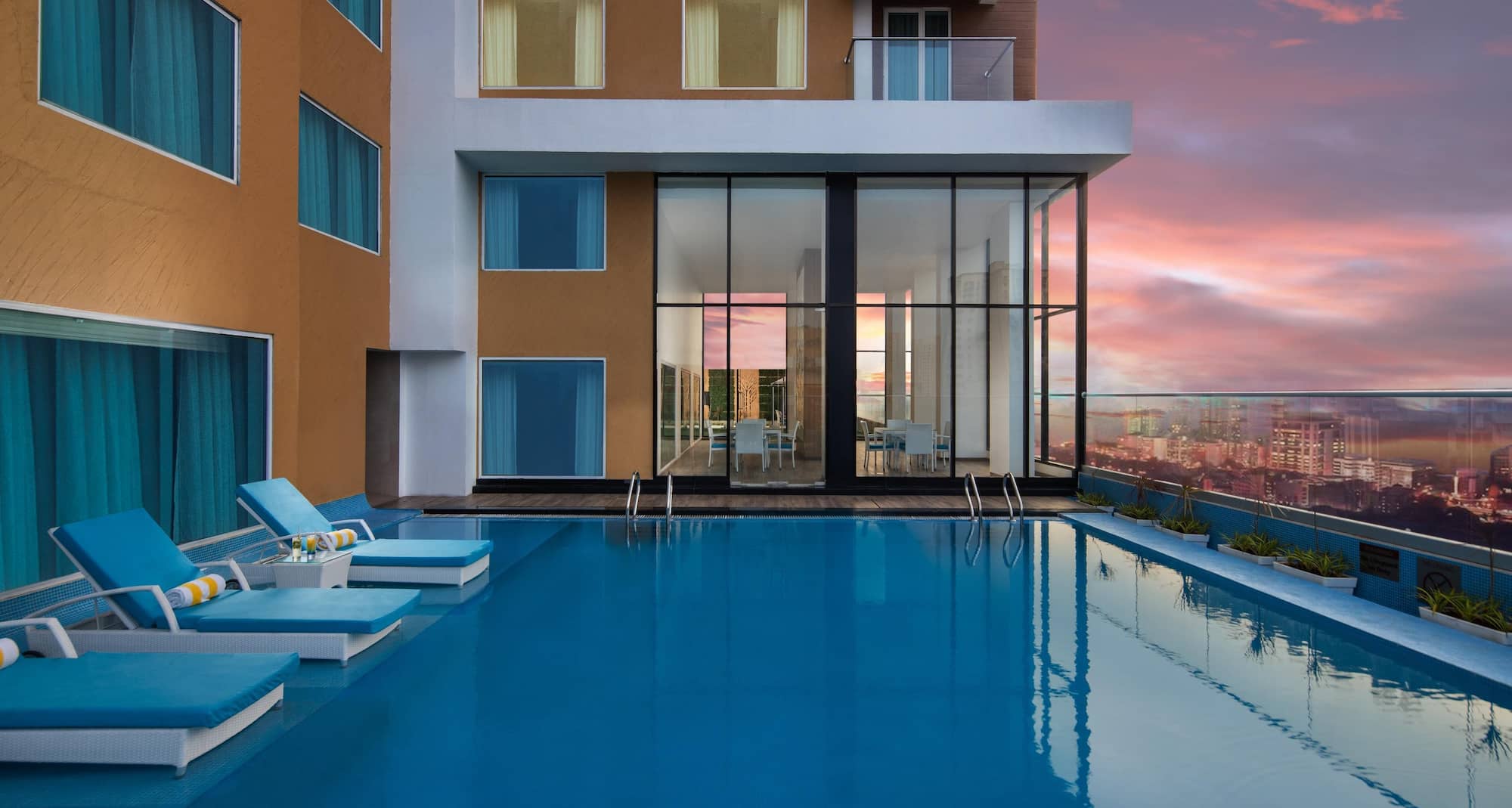 Royal Hometel Suites Dahisar Mumbai - Pool