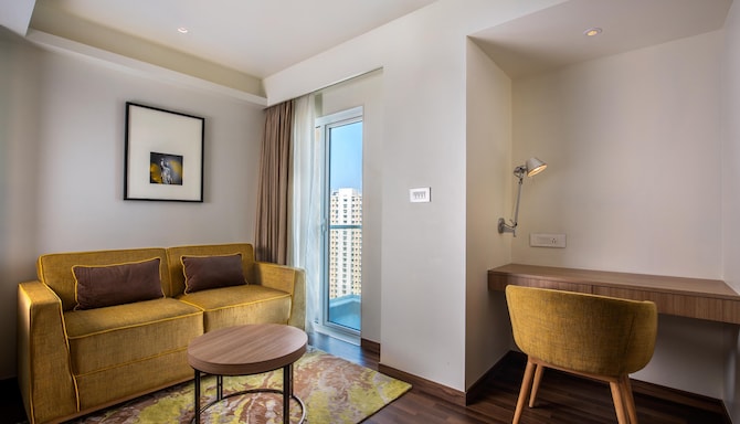 Royal Hometel Suites Dahisar Mumbai - Suite Room
