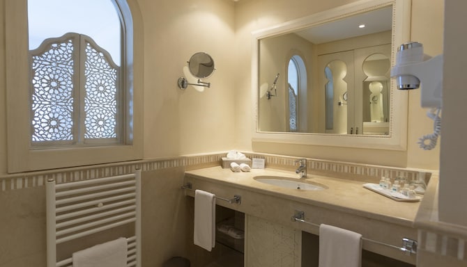 Royal Tulip Korbous Bay Thalasso & Springs - Salle de bain de la chambre