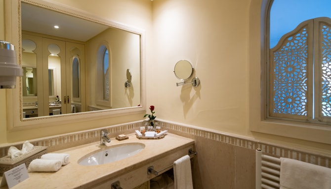 Royal Tulip Korbous Bay Thalasso & Springs - Salle de bain de la chambre