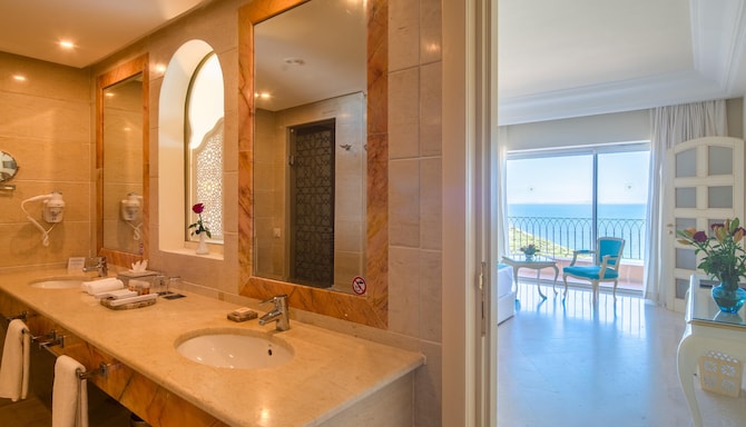 Royal Tulip Korbous Bay Thalasso & Springs - Salle de bain attenante (accessible)