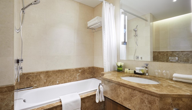 Royal Tulip Muscat - Guest room