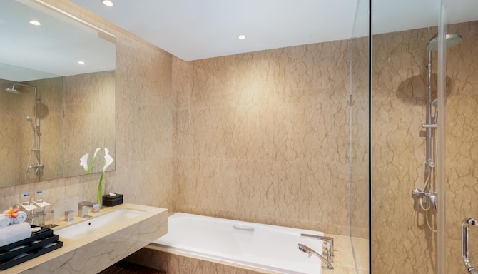 Royal Tulip Springhill Resort Jimbaran - Deluxe Twin Room - Bathroom