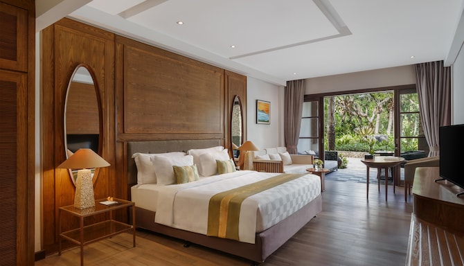 Royal Tulip Springhill Resort Jimbaran - Deluxe King Room Pool View