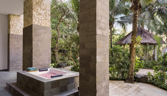 Royal Tulip Springhill Resort Jimbaran - Presidential Suite - Private Jacuzzi