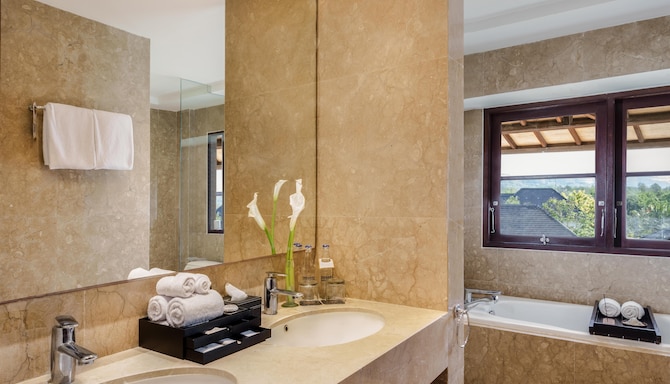 Royal Tulip Springhill Resort Jimbaran - Family Suite - Bathroom
