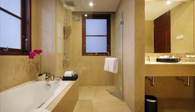 Family Suite Bathroom - Family Suite Bathroom