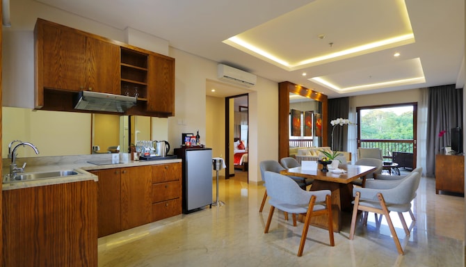 Royal Tulip Springhill Resort Jimbaran - Dining Room at Family Suite