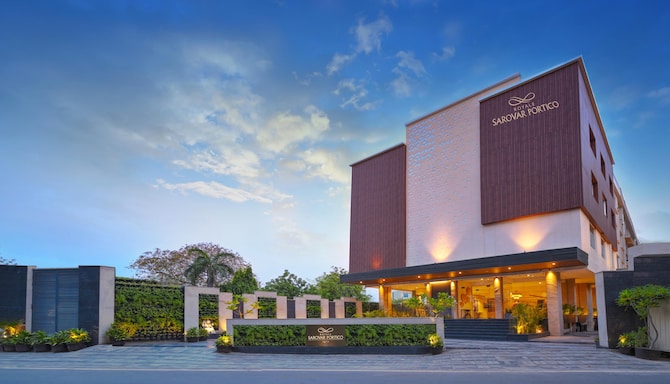 ROYALE SAROVAR PORTICO AGRA - Facade