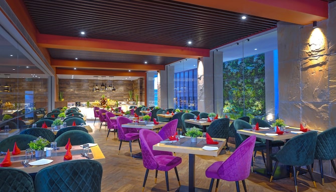 ROYALE SAROVAR PORTICO AGRA - Restaurant