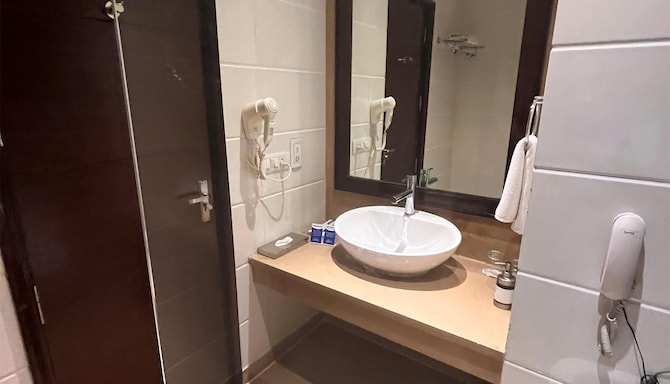 Sarovar Portico Jaipur - Guest room bath