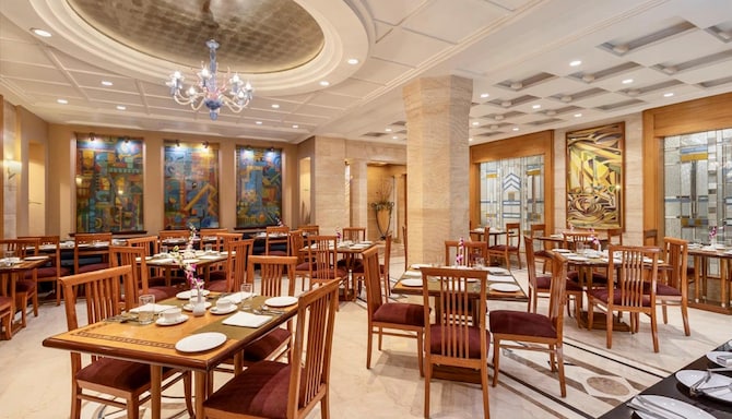 Sarovar Portico Kalupur Ahmedabad - Restaurant