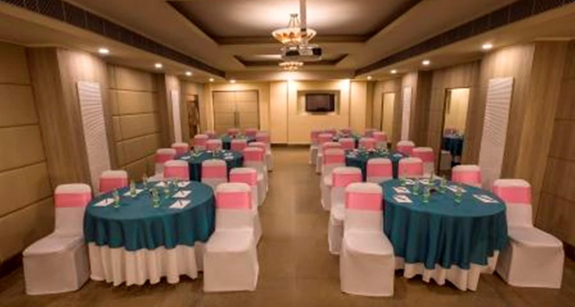 Sarovar Portico Naraina Delhi - Meeting Room
