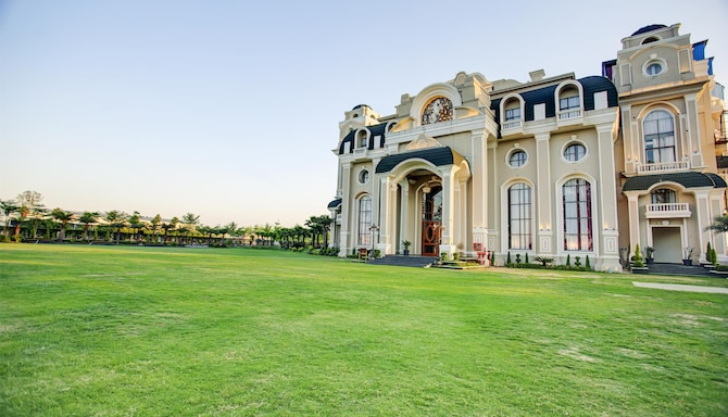 The Palm Court Lawn