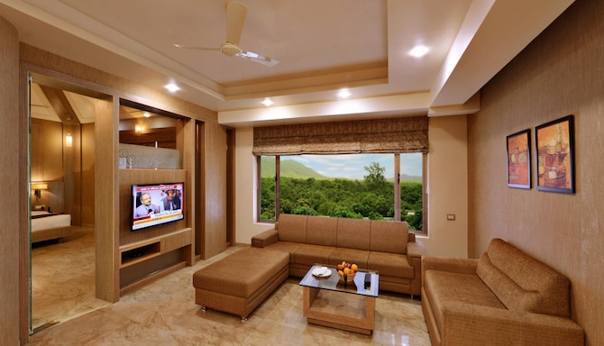 Sarovar Portico Sasangir - Suite Room Living area
