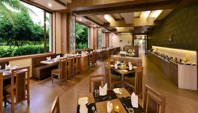 Sarovar Portico Sasangir - Restaurant