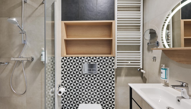 TULIP HOTELS & RESIDENCES WARSAW TARGOWA - Wanna w pokoju gościnnym