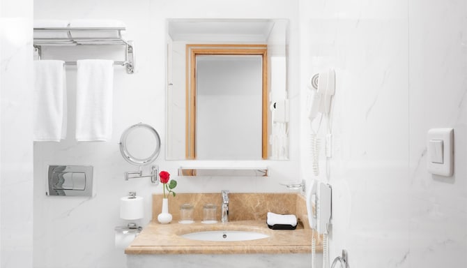 TULIP INN AL DAAR RAWAFID - حمام غرفة الضيوف