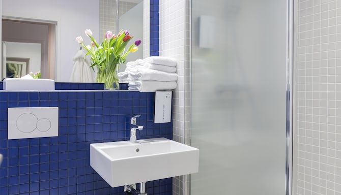 Tulip Inn Antwerpen - Tulip Inn bathrooms
