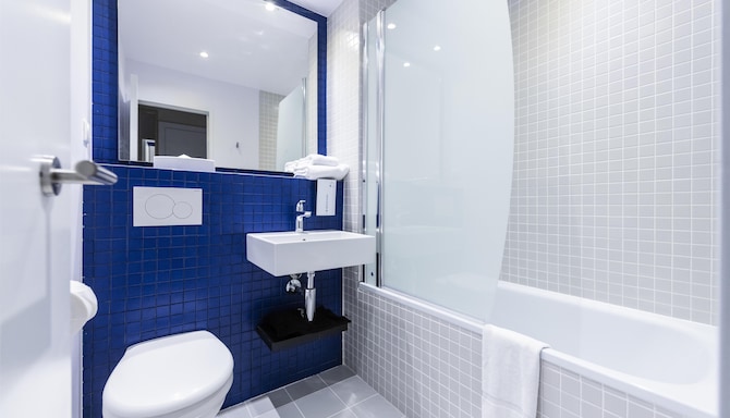Tulip Inn Antwerpen - Tulip Inn bathrooms