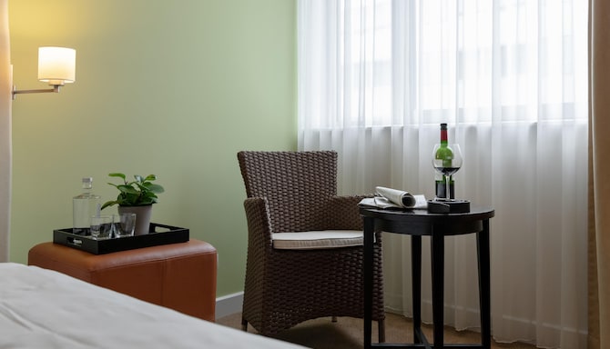 Tulip Inn Duesseldorf Arena - Zimmer Tisch